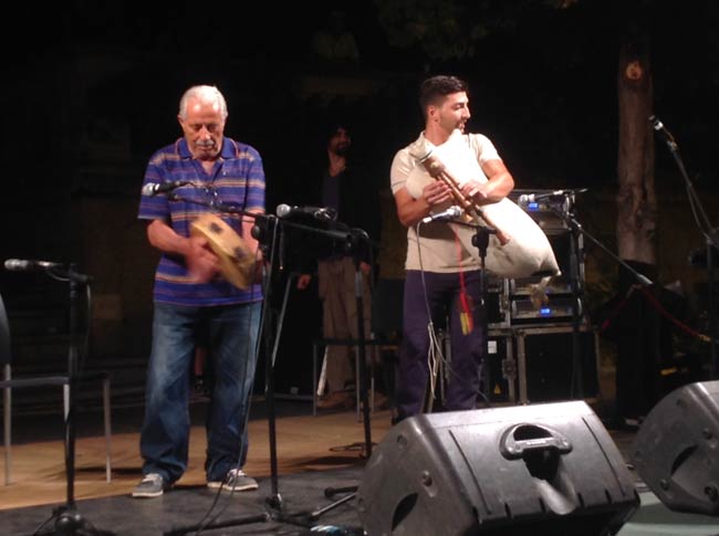 Calabria, sound etnico al Paleariza. Il 20 si chiude con la pizzica Calabria, sound etnico al Paleariza. Il 20 si chiude con la pizzica