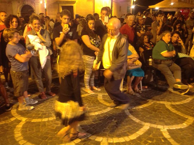 Calabria, sound etnico al Paleariza. Il 20 si chiude con la pizzica Calabria, sound etnico al Paleariza. Il 20 si chiude con la pizzica