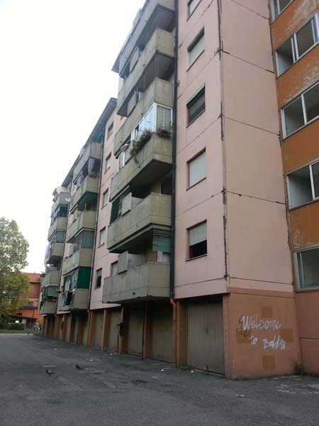 Marciapiedi come discariche e toilette. #milanolatrina, l’hashtag spopola su Twitter