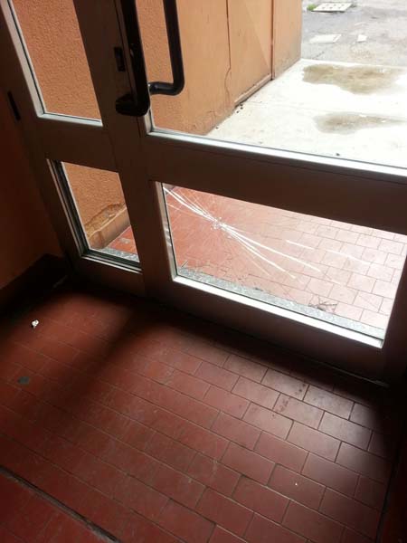 Marciapiedi come discariche e toilette. #milanolatrina, l’hashtag spopola su Twitter