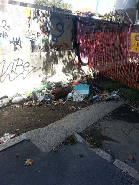 Marciapiedi come discariche e toilette. #milanolatrina, l’hashtag spopola su Twitter