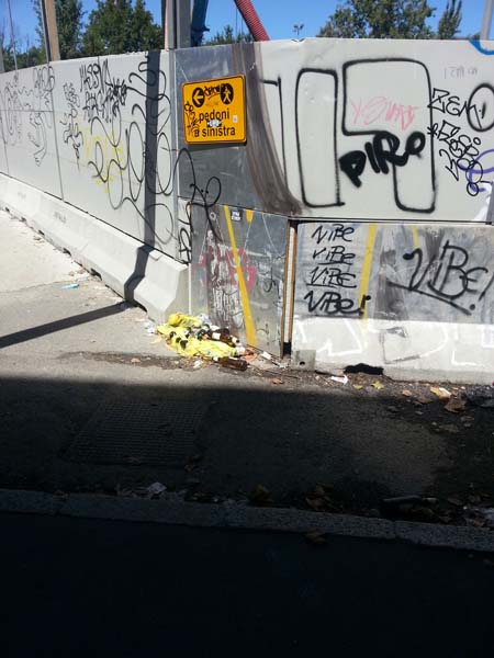 Marciapiedi come discariche e toilette. #milanolatrina, l’hashtag spopola su Twitter