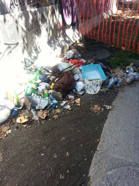 Marciapiedi come discariche e toilette. #milanolatrina, l’hashtag spopola su Twitter