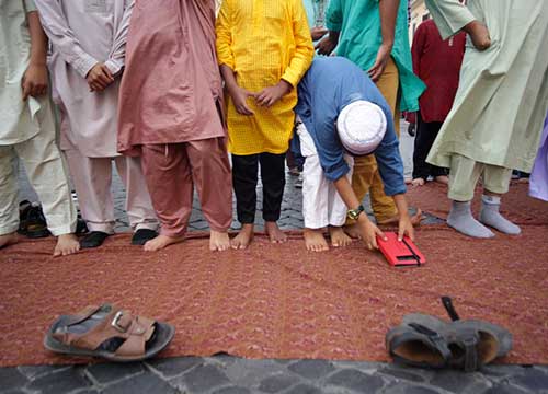 “No al terrore contro gli ambulanti”. I bengalesi scendono in piazza