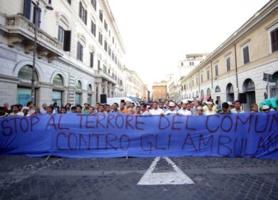 “No al terrore contro gli ambulanti”. I bengalesi scendono in piazza