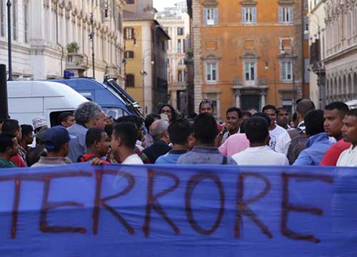 “No al terrore contro gli ambulanti”. I bengalesi scendono in piazza