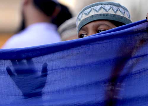 “No al terrore contro gli ambulanti”. I bengalesi scendono in piazza