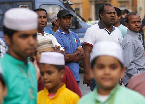 “No al terrore contro gli ambulanti”. I bengalesi scendono in piazza