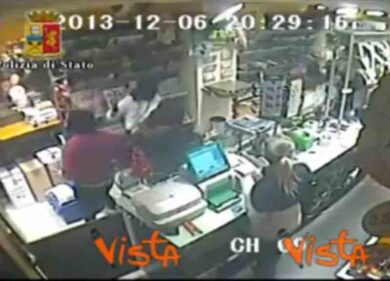 Colpo alla tabaccheria di Gela: presi. Video