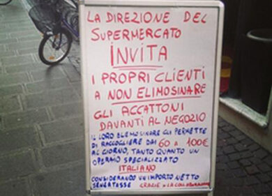 “Non date soldi ai mendicanti”. Si diffonde la protesta dei negozianti