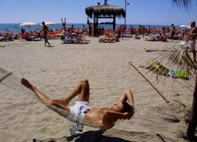 Italiani nudi in strada: Barcellona si ribella ai “turisti maleducati”