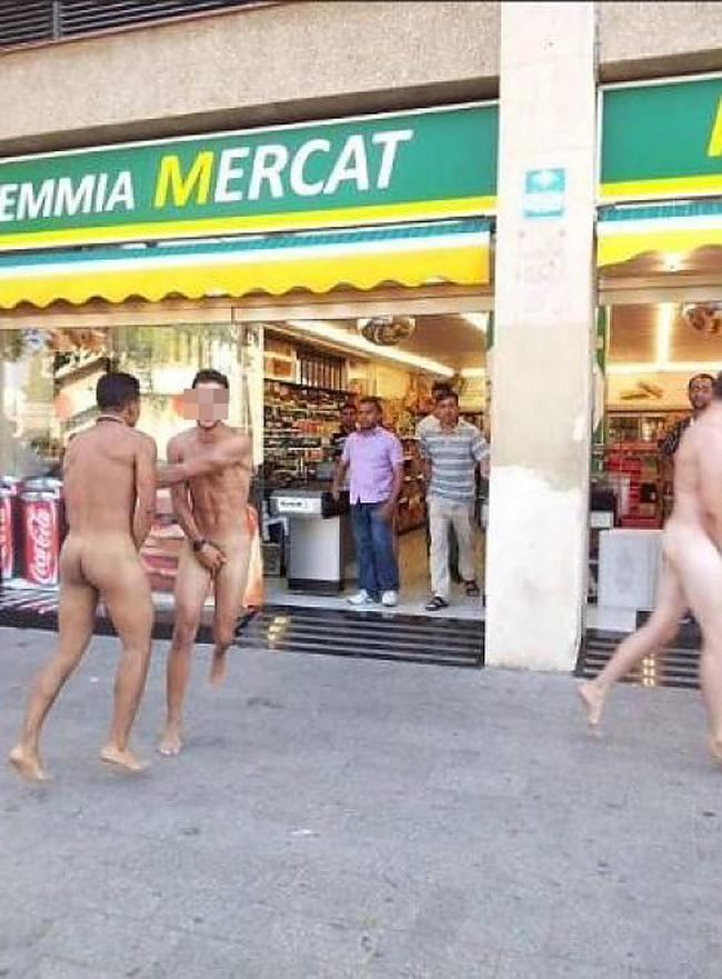 Italiani nudi in strada: Barcellona si ribella ai “turisti maleducati”
