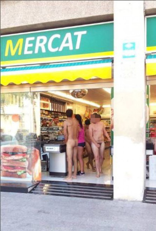 Italiani nudi in strada: Barcellona si ribella ai “turisti maleducati”