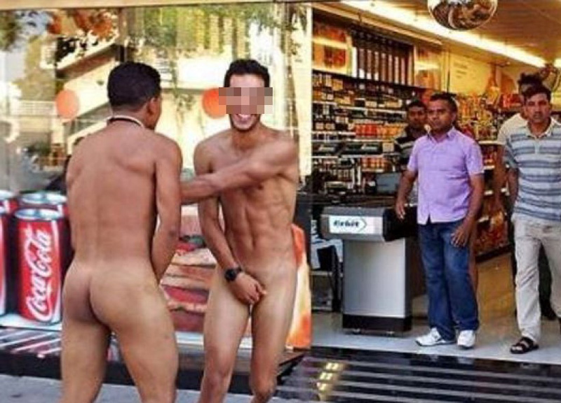 Italiani nudi in strada: Barcellona si ribella ai “turisti maleducati”
