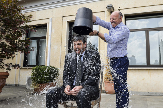 Doccia gelata per la lotta alla Sla. Le foto dei vip che l’hanno fatta Doccia gelata per la lotta alla Sla. Le foto dei vip che l’hanno fatta