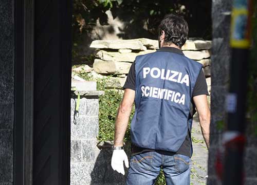 Decapita la compagna con la mannaia. Attacca gli agenti, che gli sparano