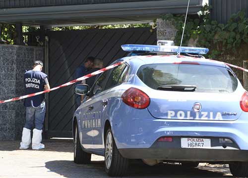 Decapita la compagna con la mannaia. Attacca gli agenti, che gli sparano