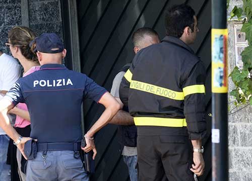 Decapita la compagna con la mannaia. Attacca gli agenti, che gli sparano