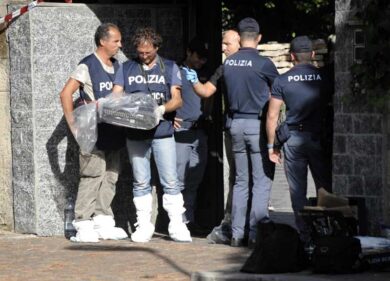 Decapita la compagna con la mannaia. Attacca gli agenti, che gli sparano