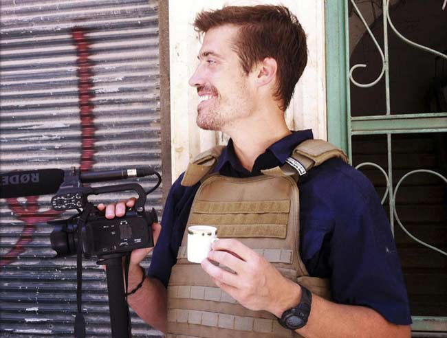 Bambola decapitata su Twitter. Bimbo mima l’uccisione di Foley