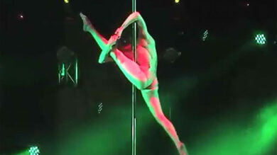 E’ il duello più sexy dell’estate. Le “fighters” volano sul palo