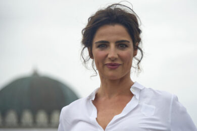 Luisa Ranieri, madrina a Venezia. “Ma i film li guardo fuori dal glamour”