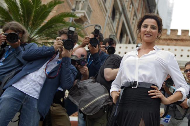 Luisa Ranieri, madrina a Venezia. “Ma i film li guardo fuori dal glamour”