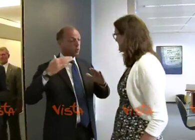 Alfano sbaglia la pronuncia in inglese. Malmstrom lo corregge. Video