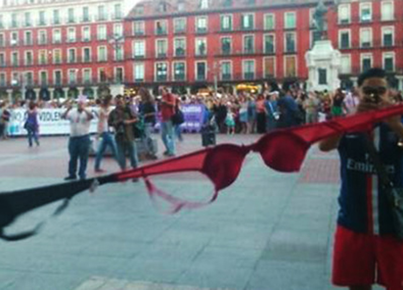 “Mai soli in ascensore con una donna”: la frase scatena il caos in Spagna “Mai soli in ascensore con una donna”: la frase scatena il caos in Spagna