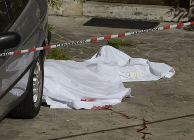 Ubriaca sul tetto cade e muore. Tragedia a piazza di Spagna