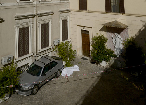 Ubriaca sul tetto cade e muore. Tragedia a piazza di Spagna