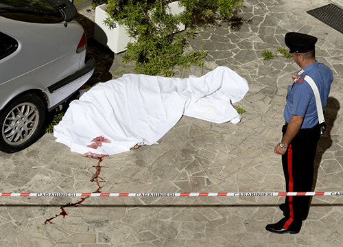 Ubriaca sul tetto cade e muore. Tragedia a piazza di Spagna