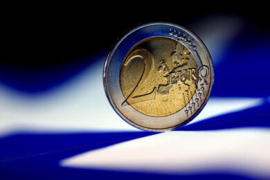 Euro ai minimi sul dollaro dal 2013