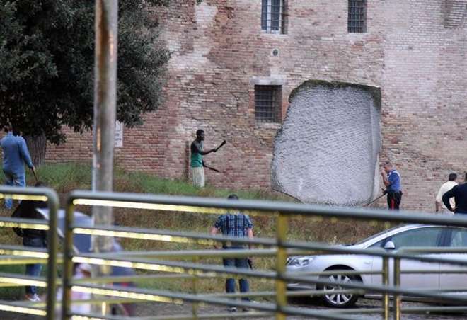 Armato di machete semina panico nel centro storico di Jesi Armato di machete semina panico nel centro storico di Jesi