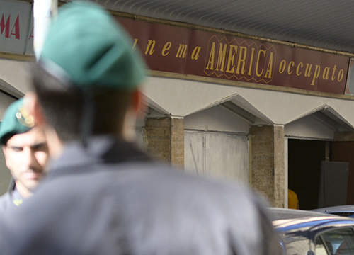 Altro sgombero, liberato l’America. Il cinema era occupato dal 2012 Altro sgombero, liberato l’America. Il cinema era occupato dal 2012
