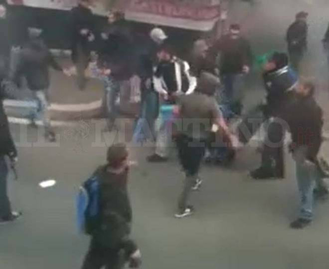 “Così hanno ucciso Ciro Esposito”, le immagini choc della sparatoria “Così hanno ucciso Ciro Esposito”, le immagini choc della sparatoria