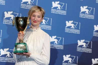 Venezia Cinema: Leone d’Oro a ‘A pidgeon sat’ di Andersson