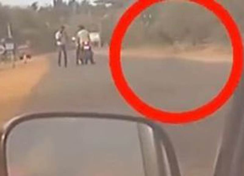 Il fantasma scende dalla moto. Le immagini inquietanti