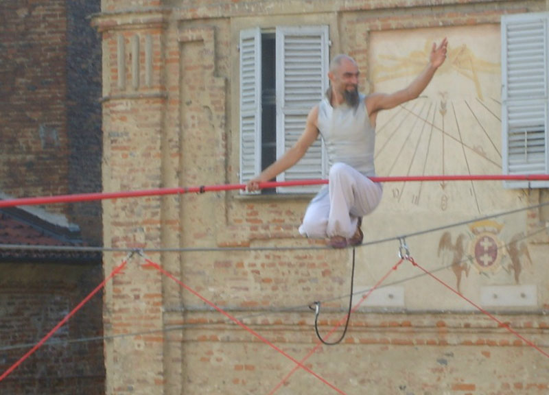 Arriva il libro del funambolo-filosofo. Così il pensiero sfida la gravità. Intervista Arriva il libro del funambolo-filosofo. Così il pensiero sfida la gravità. Intervista