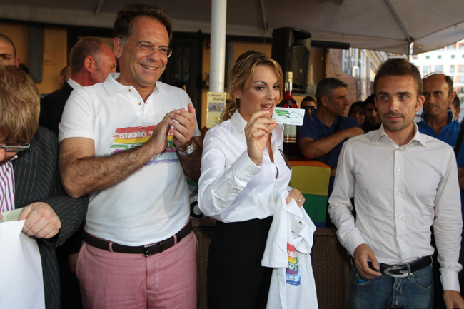 L’Arcigay “arruola” Francesca Pascale come testimonial L’Arcigay “arruola” Francesca Pascale come testimonial