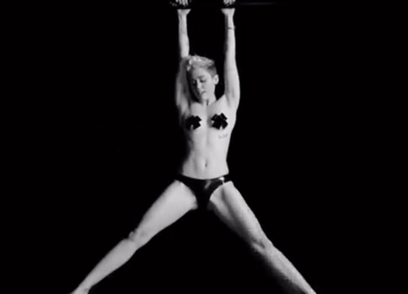 Miley Cyrus diventa uno scultore: le sue opere alla Fashion di NY