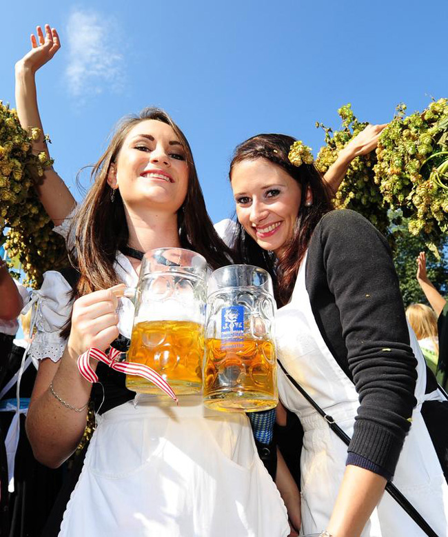 In 6 milioni all’Oktoberfest di Monaco: tutti pazzi per la birretta