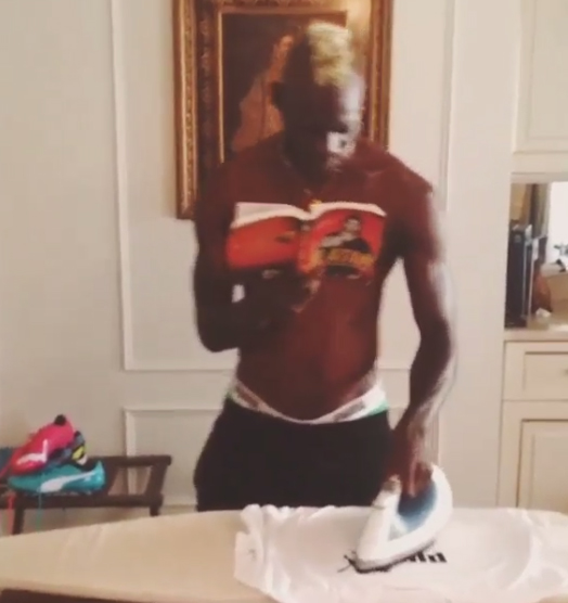 Balotelli resta in mutande. Guarda Balotelli resta in mutande. Guarda