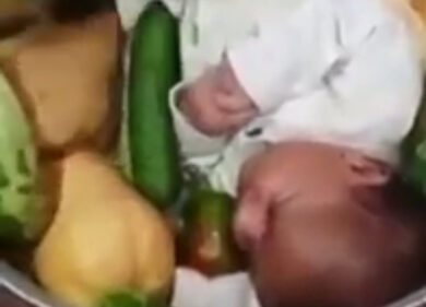 Mettono il figlio in pentola: è la nostra cena. E’ bufera, video