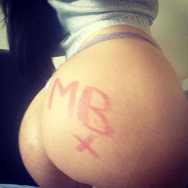 La parrucchiera Emma Dalton mette una croce su Balotelli dopo che… La parrucchiera Emma Dalton mette una croce su Balotelli dopo che…