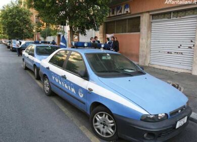 Follia rom, investono poliziotti. Fuga a tutto gas poi lo schianto