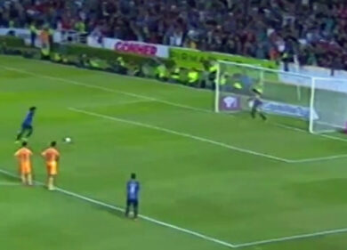 Disastro Ronaldinho: debutto con rigore sbagliato e sconfitta. VIDEO