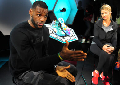 LeBron James presenta le sue nuove scarpe Nike