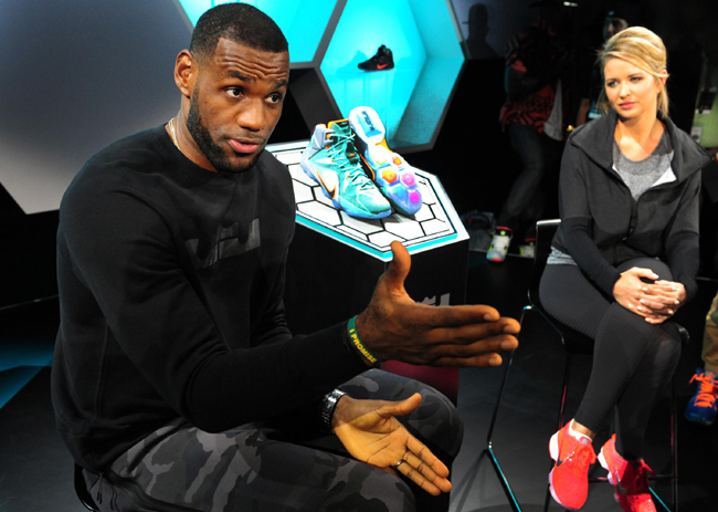 LeBron James presenta le sue nuove scarpe Nike LeBron James presenta le sue nuove scarpe Nike