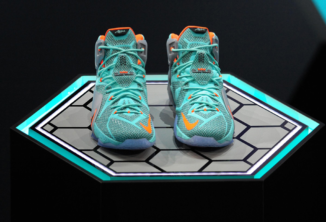 LeBron James presenta le sue nuove scarpe Nike LeBron James presenta le sue nuove scarpe Nike